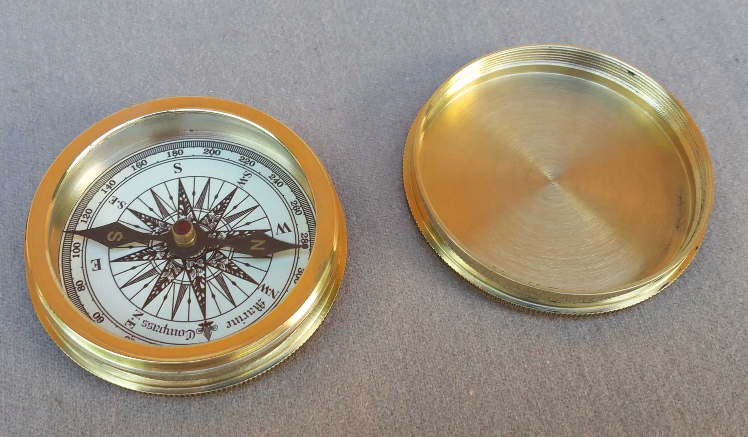 Brass Compass with Screwtop Cover - Click Image to Close